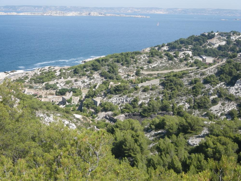 l'Escalette : le Vallon de l'Escalette, les vestiges de son ancienne usine, le profil de sa cheminée rampante et le Mont Roze un peu plus loin