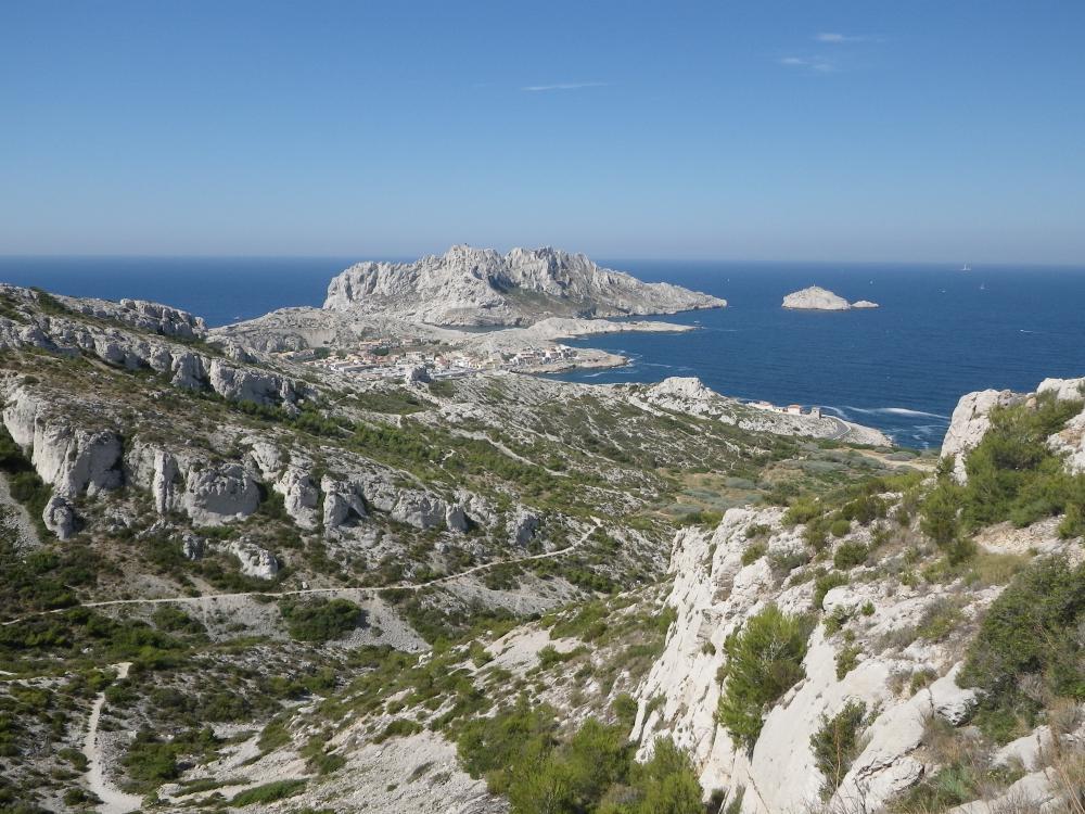 Île Tiboulen de Maïre : surplomb du Vallon de l'Agneau, le Port des Goudes, l'Île Maïre et son Tiboulen plus loin