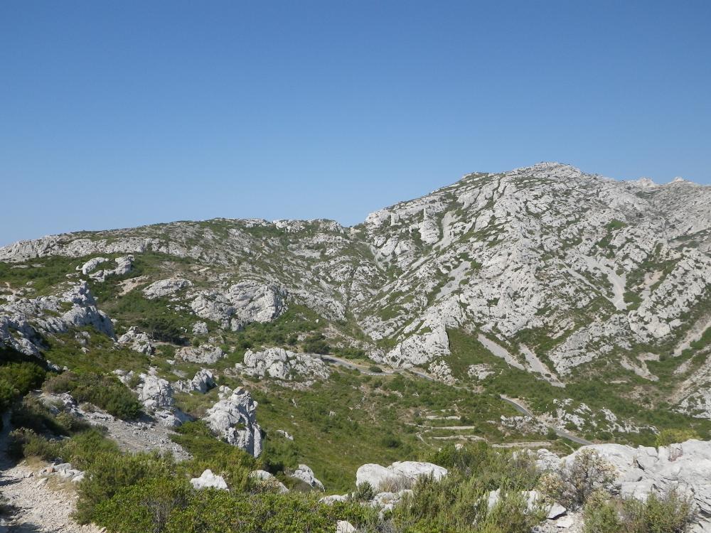 Col de Cortiou : au milieu de la ligne de crête, le Col de Cortiou