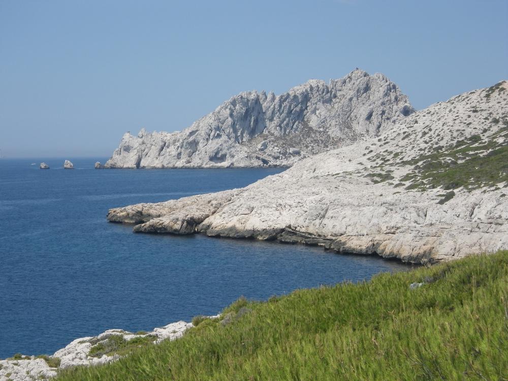 Île Maïre : à gauche, les Pharillons se détachent nettement de l'Île Maïre