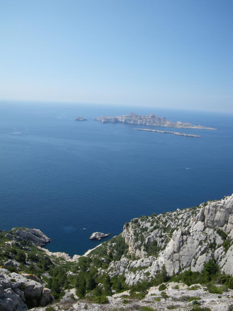 Îlot de la Mélette : l'Anse de la Mélette et son Îlot en bas, le Riou en face