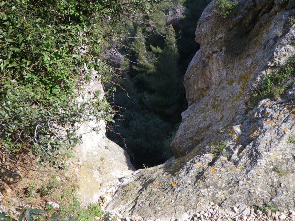 Grotte Rolland : vue du précipice devant la Grotte Rolland