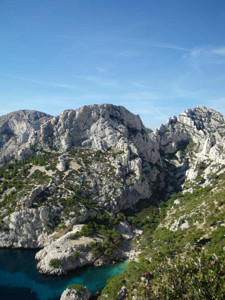 Aiguille de Sugiton : l'Aiguille de Sugiton dominant sa Calanque, le Crêt de St-Michel et son belvédère à droite