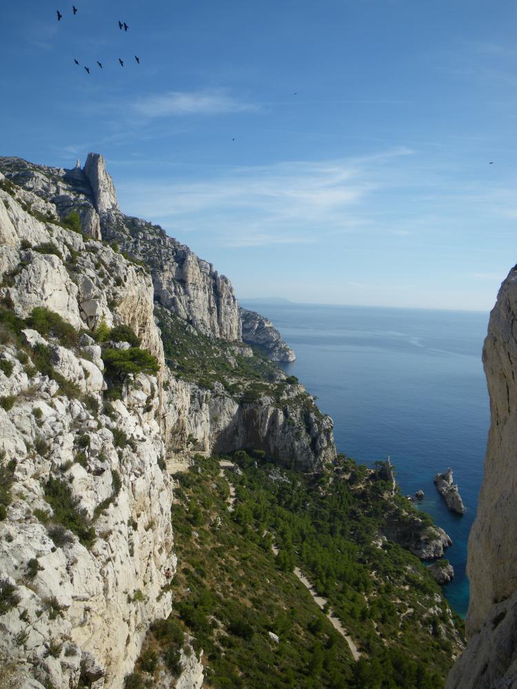 Vallon de Sugiton : le Vallon de Sugiton en bas, le profil de la Falaise des Toits à gauche, dominés par la Grande Candelle et son Candelon