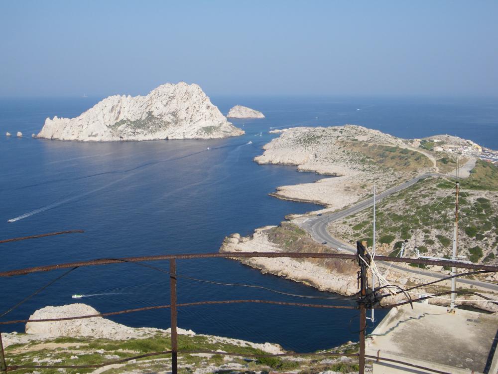 Baume Rousse : l'Île Maïre et son Tiboulen vus du toit de l'Ancien Sémaphore de Calelongue