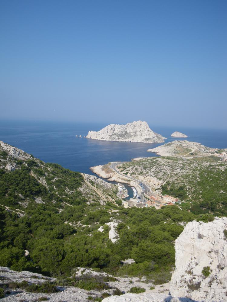 Île Tiboulen de Maïre : la Calanque de Calelongue, l'Île Maïre et son Tiboulen vus du pied du Rocher des Goudes