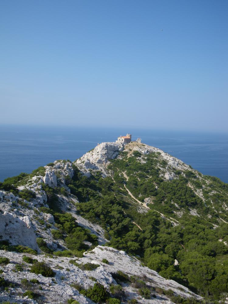 Ancien Sémaphore : l'Ancien Sémaphore de Calelongue vu du pied du Rocher des Goudes