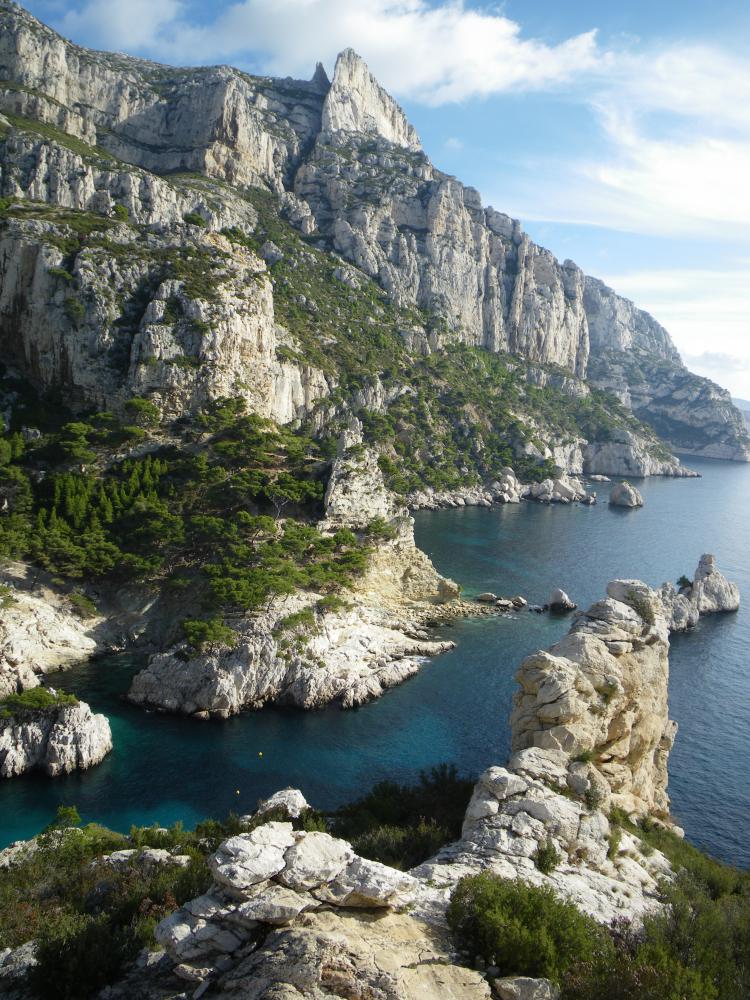 Calanque de Sugiton : la sortie de la Calanque de Sugiton dominée par la Grande Candelle et son Candelon