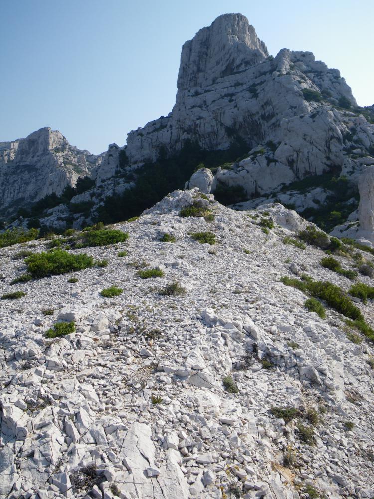 Rocher des Goudes : le Rocher des Goudes à droite, la Tête du Trou du Chat à gauche