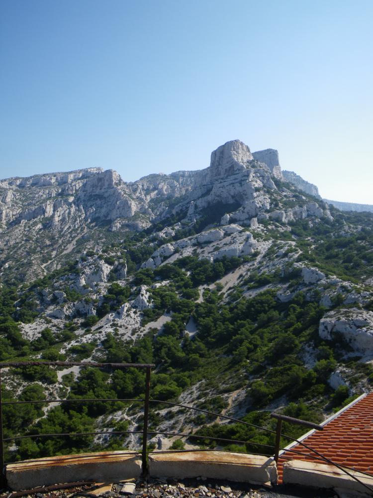 Ancien Sémaphore : le Rocher des Goudes vu du toit de l'Ancien Sémaphore de Calelongue