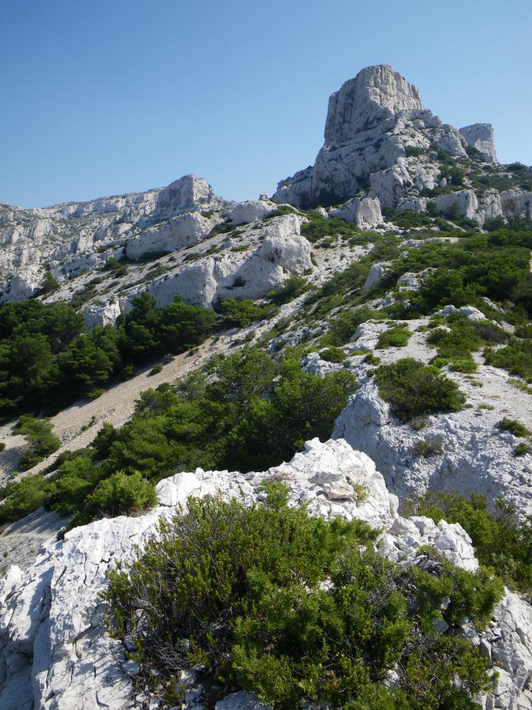 Rocher des Goudes : le Rocher des Goudes à droite, la Tête du Trou du Chat à gauche