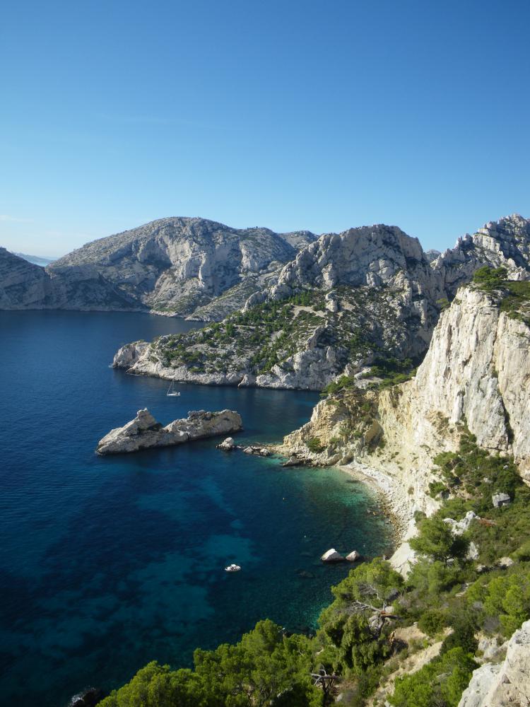 Calanques des Pierres Tombées : le Torpilleur à gauche, les Calanques des Pierres Tombées à droite