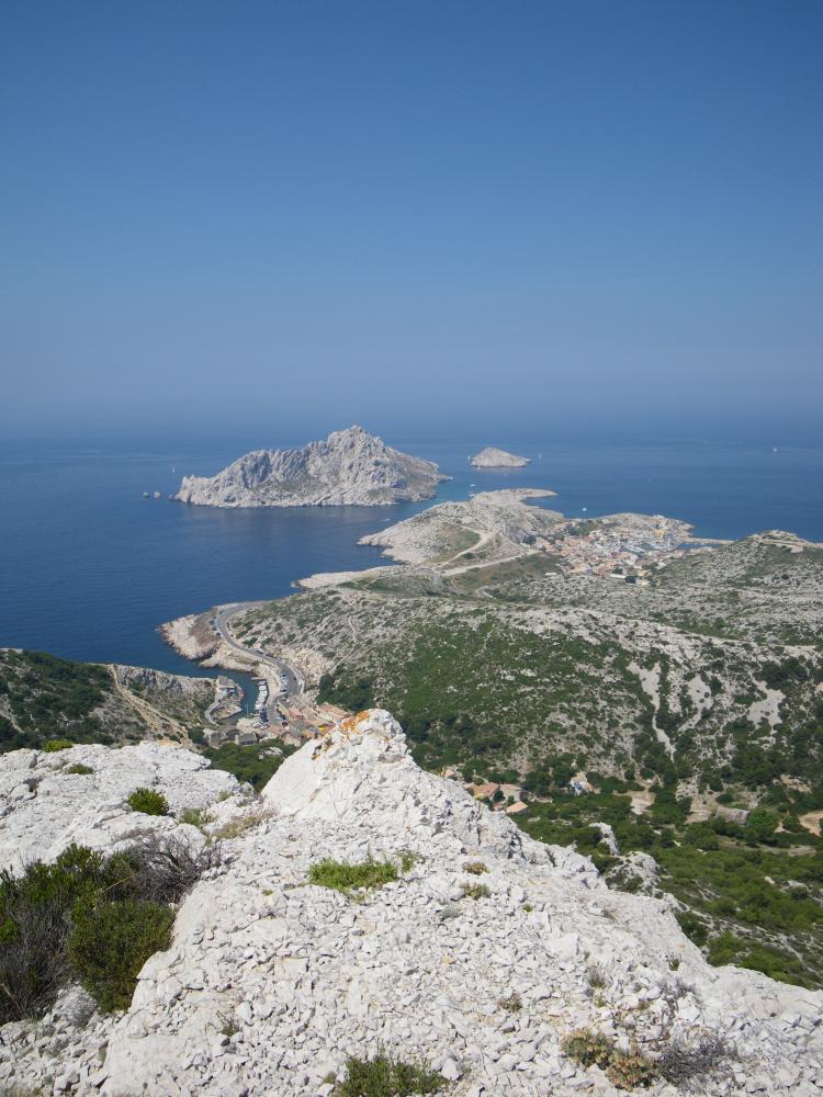 Callelongue : la Calanque de Calelongue, l'Île Maïre et son Tiboulen vus du pied du Rocher des Goudes