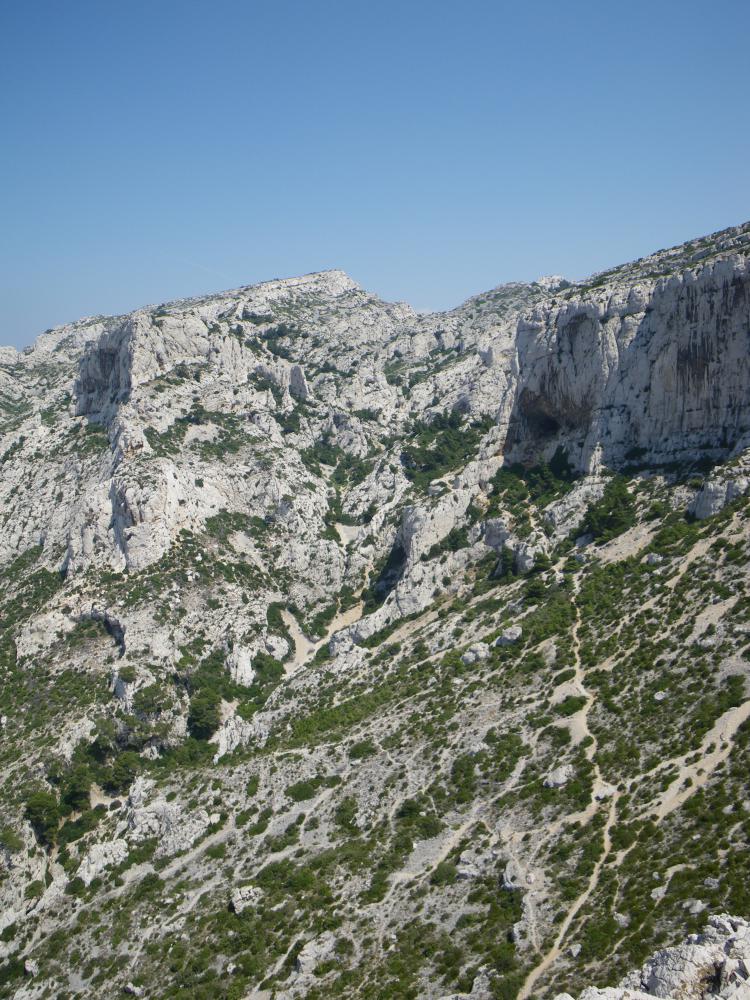 Grotte de l'Ermite : le Vallon St-Michel et l'ouverture de la Grotte de l'Ermite bien visible