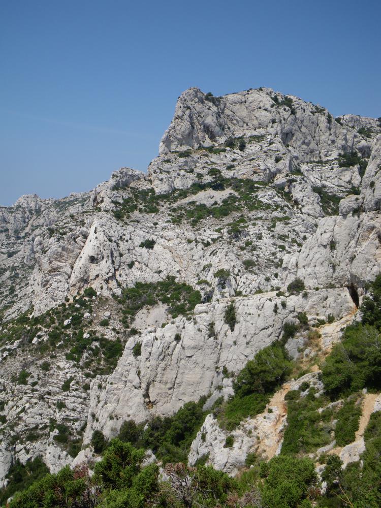 Tête du Trou du Chat : la Tête du Trou du Chat vue à proximité de la Grotte de l'Ermite du Rocher de St-Michel