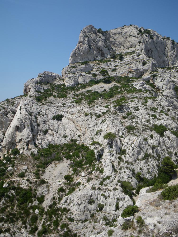 Tête du Trou du Chat : la Tête du Trou du Chat vue à proximité de la Grotte de l'Ermite du Rocher de St-Michel