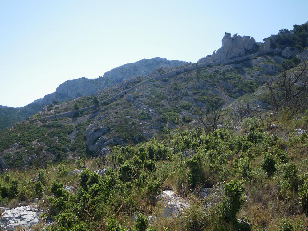 la Madrague de Montredon : la cheminée rampante de l'ancienne usine de la Madrague de Montredon