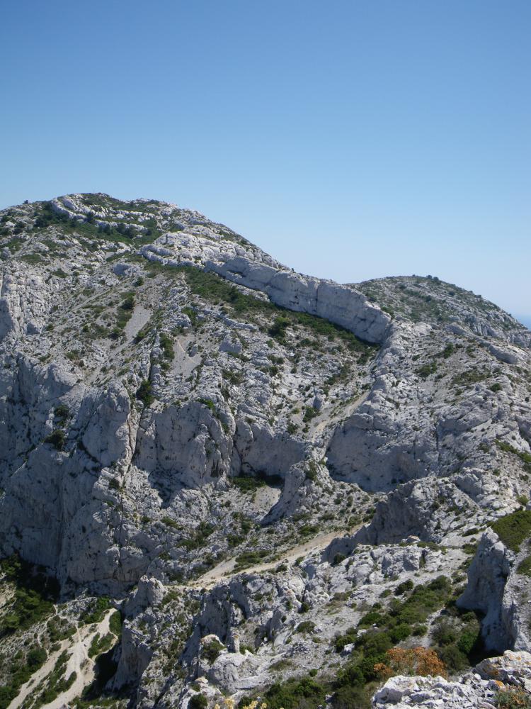 Vallon des Aiguilles : en bas à gauche la fin du Vallon des Aiguilles, le Pas de la Cabre, puis à droite le Col des Chèvres