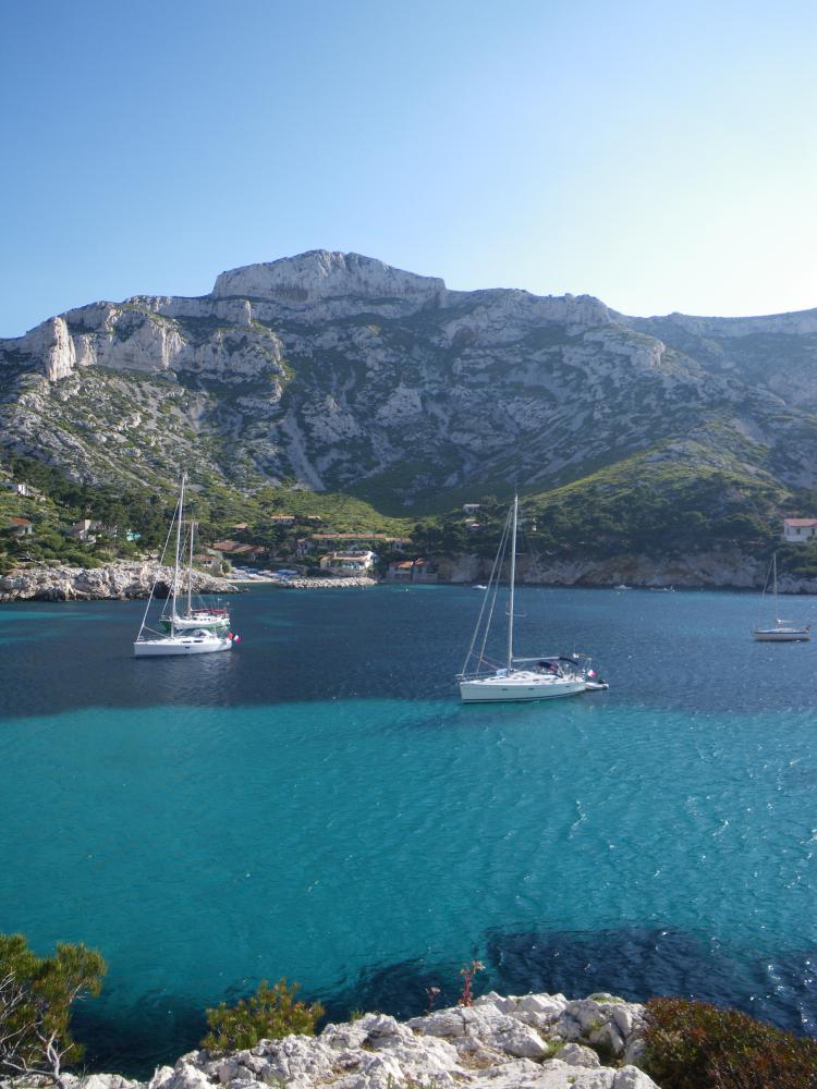 le Baou Rond : la Calanque de Sormiou dominée par le Baou Rond