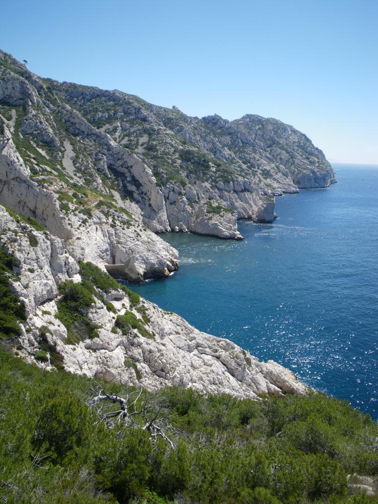 les 64 Contours : la "Calanque" de Cortiou et derrière la crête des 64 Contours