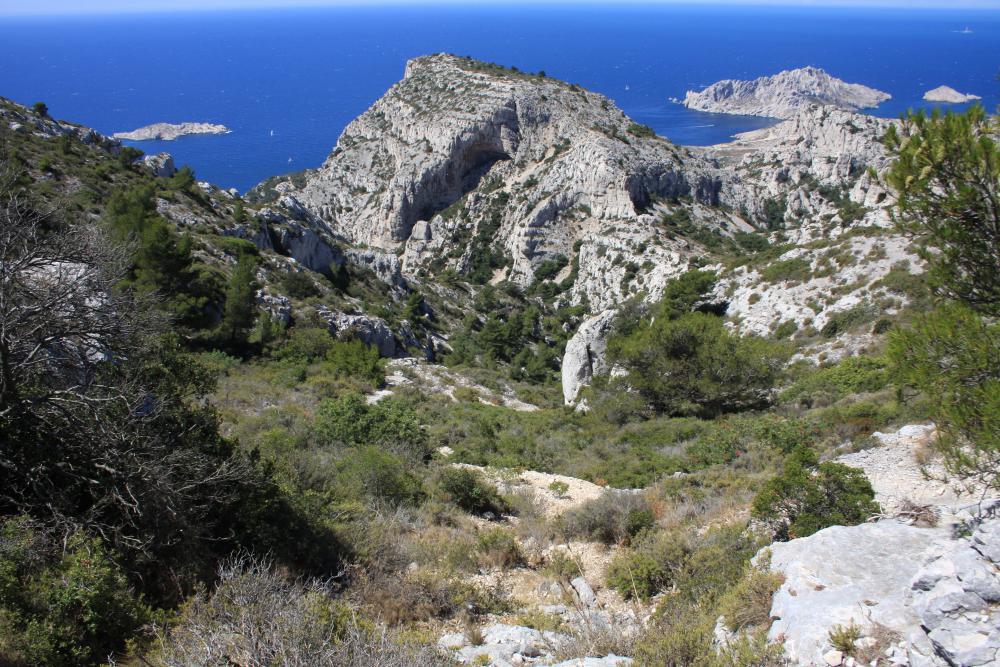 Baume Supérieure de la Mounine : au centre l'arrière du Rocher de St-Michel et la percée bien visible de la Baume Supérieure de la Mounine