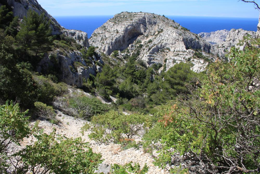 Baume Supérieure de la Mounine : au centre l'arrière du Rocher de St-Michel et la percée bien visible de la Baume Supérieure de la Mounine