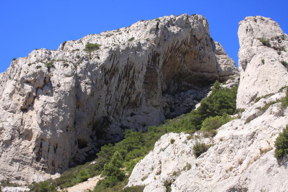 Baume Supérieure de la Mounine : la Baume Supérieure de la Mounine de près, dans la face Nord du Rocher de St-Michel