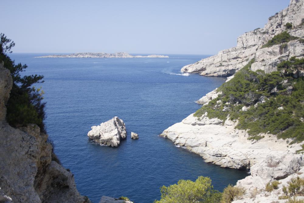 Îlot de la Mélette : l'Anse de la Mélette et son Îlot, le Bois des Walkyries à droite