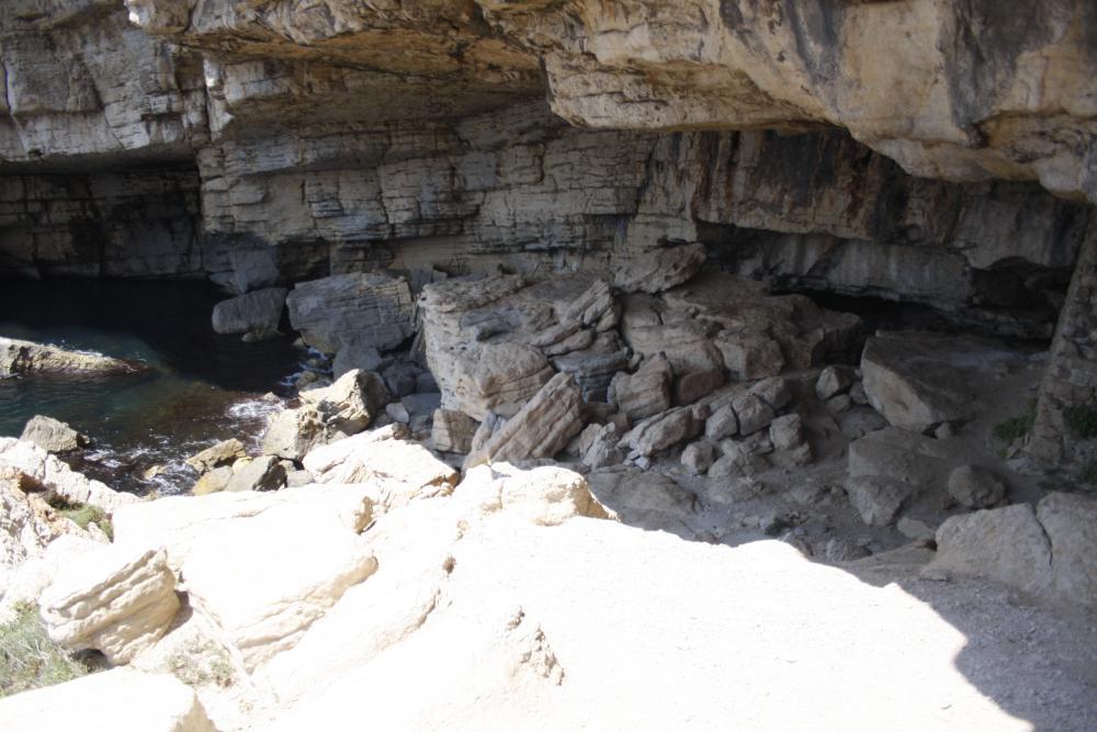 Calanque de l'Escu : la Calanque de l'Escu présente un bel abri sous roche